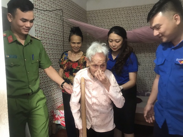 Liên Chi đoàn Điện lực và Cảnh sát môi trường thăm tặng quà Mẹ Việt Nam anh hùng